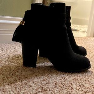 Black booties with tassels 6.5M